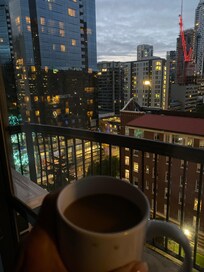 Tidig morgon med vacker utsikt och en kopp kaffe.
Kan starten på en dag i Vancouver bli bättre?