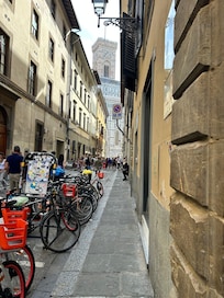 Few steps from Firenze Duomo Cathedral