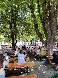 Biergarten mitt i stan.