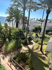 Utsikt fra terrassen vår i 2.etg.