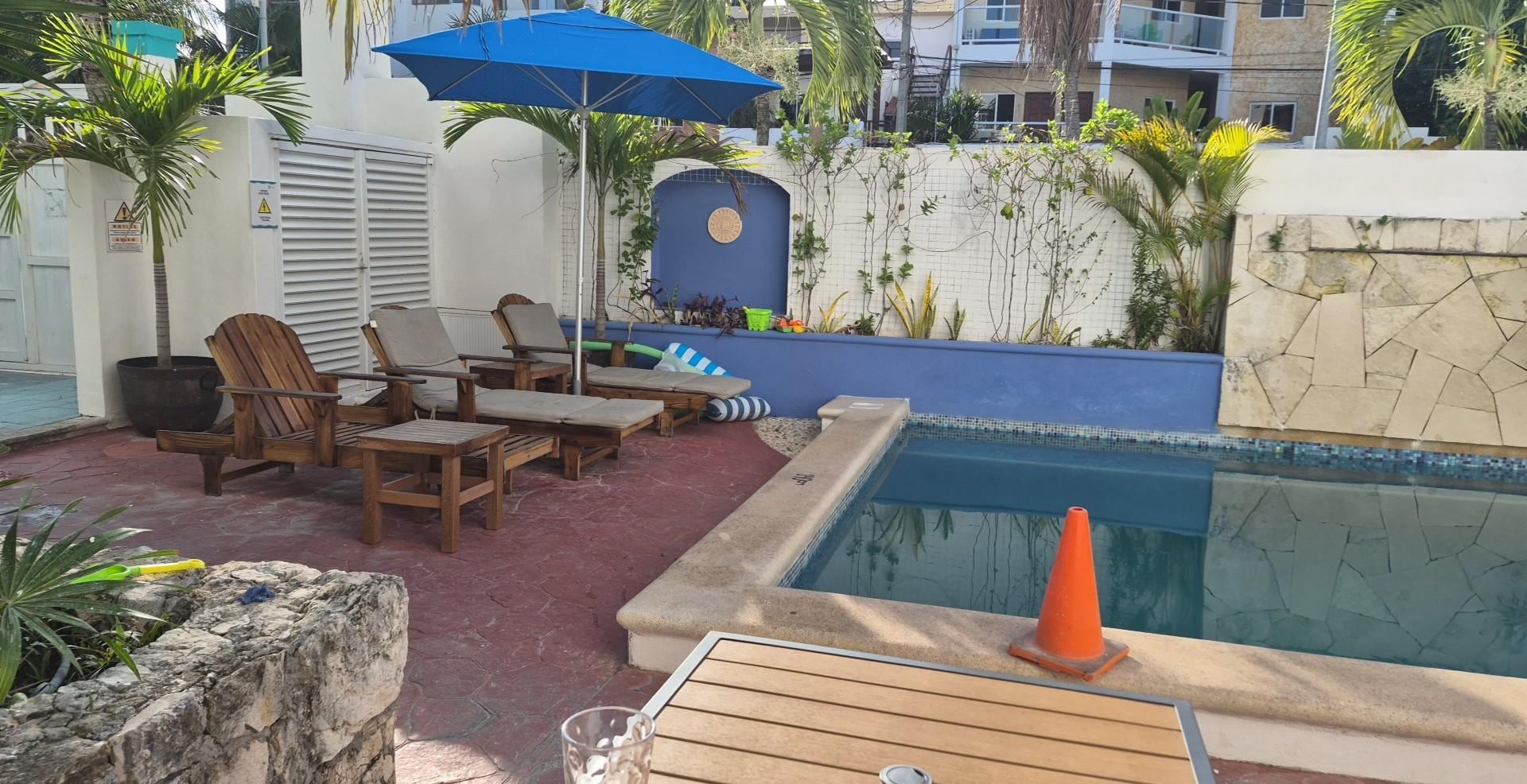 Cone orange pour empêcher de descendre dans la piscine  non pratiquable