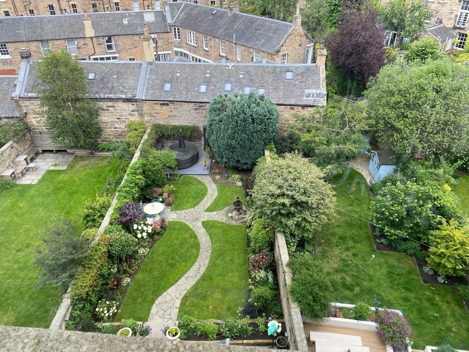 Binanın ön bahçesi