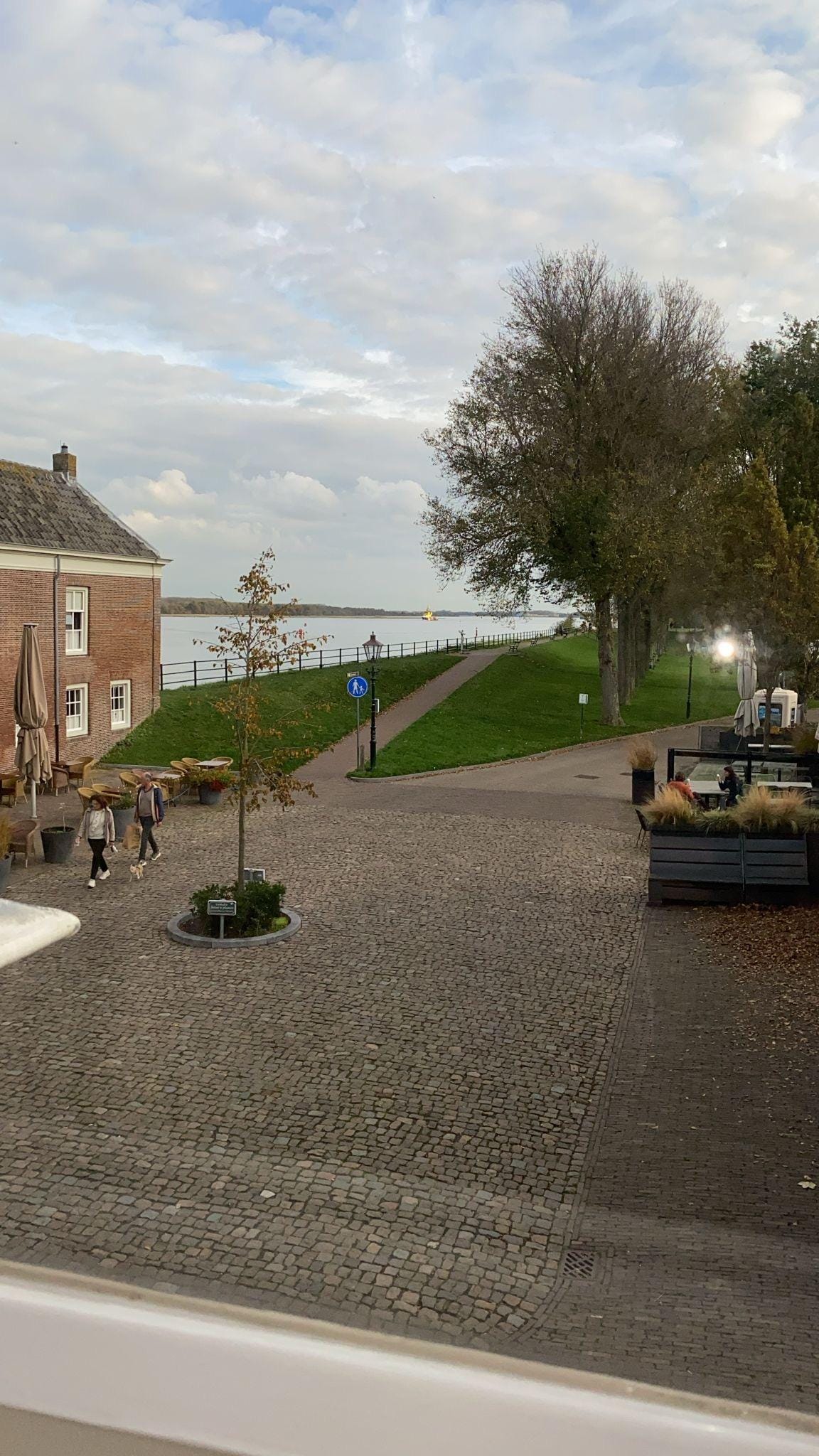 uitzicht op het plein en Veerse meer