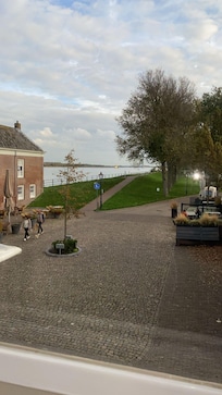 uitzicht op het plein en Veerse meer