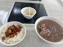 近所の焼肉屋で牛肉麺。朝行ったら空いてました。