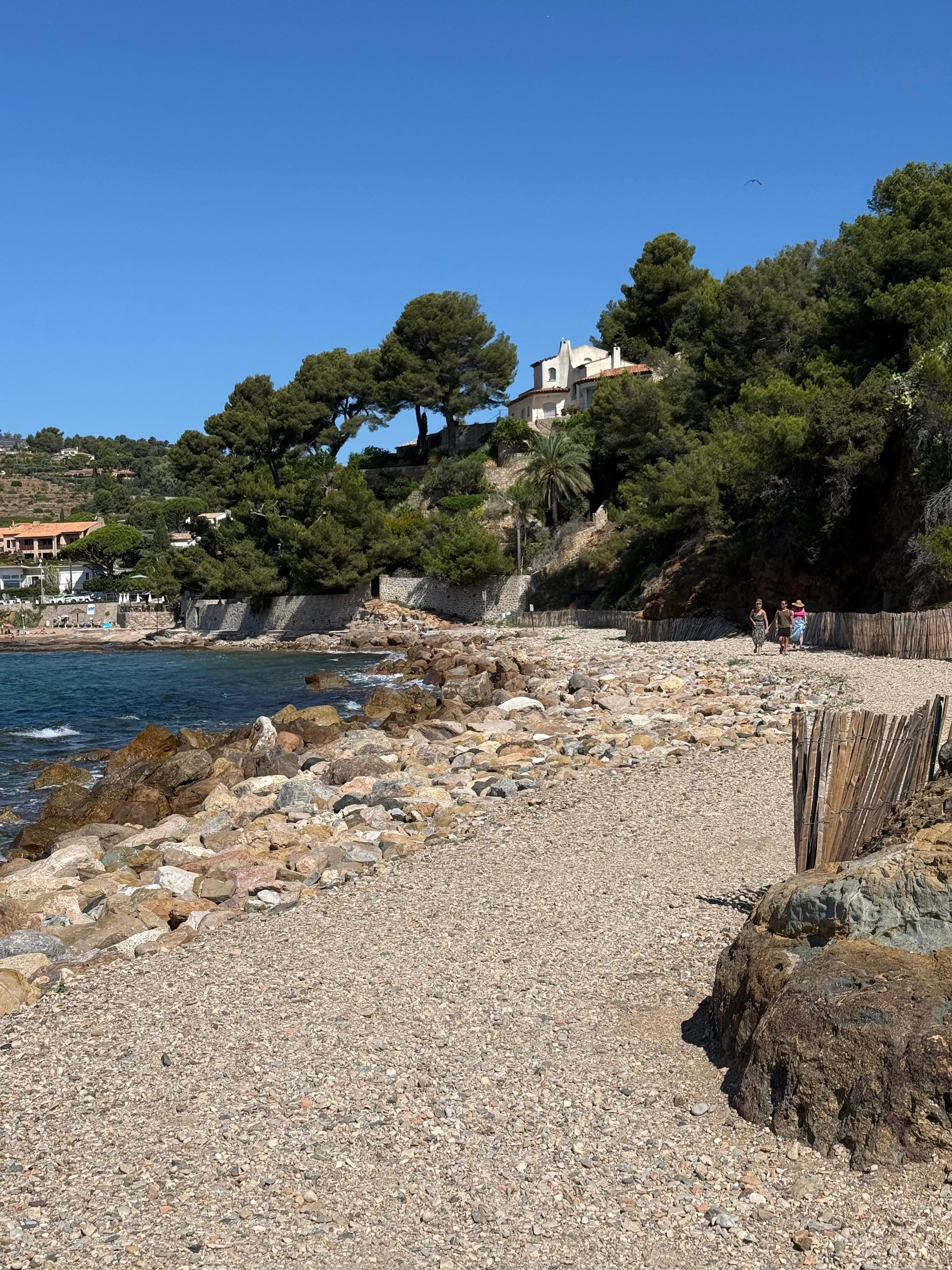 Der Weg zum Bäcker, am Strand entlang.