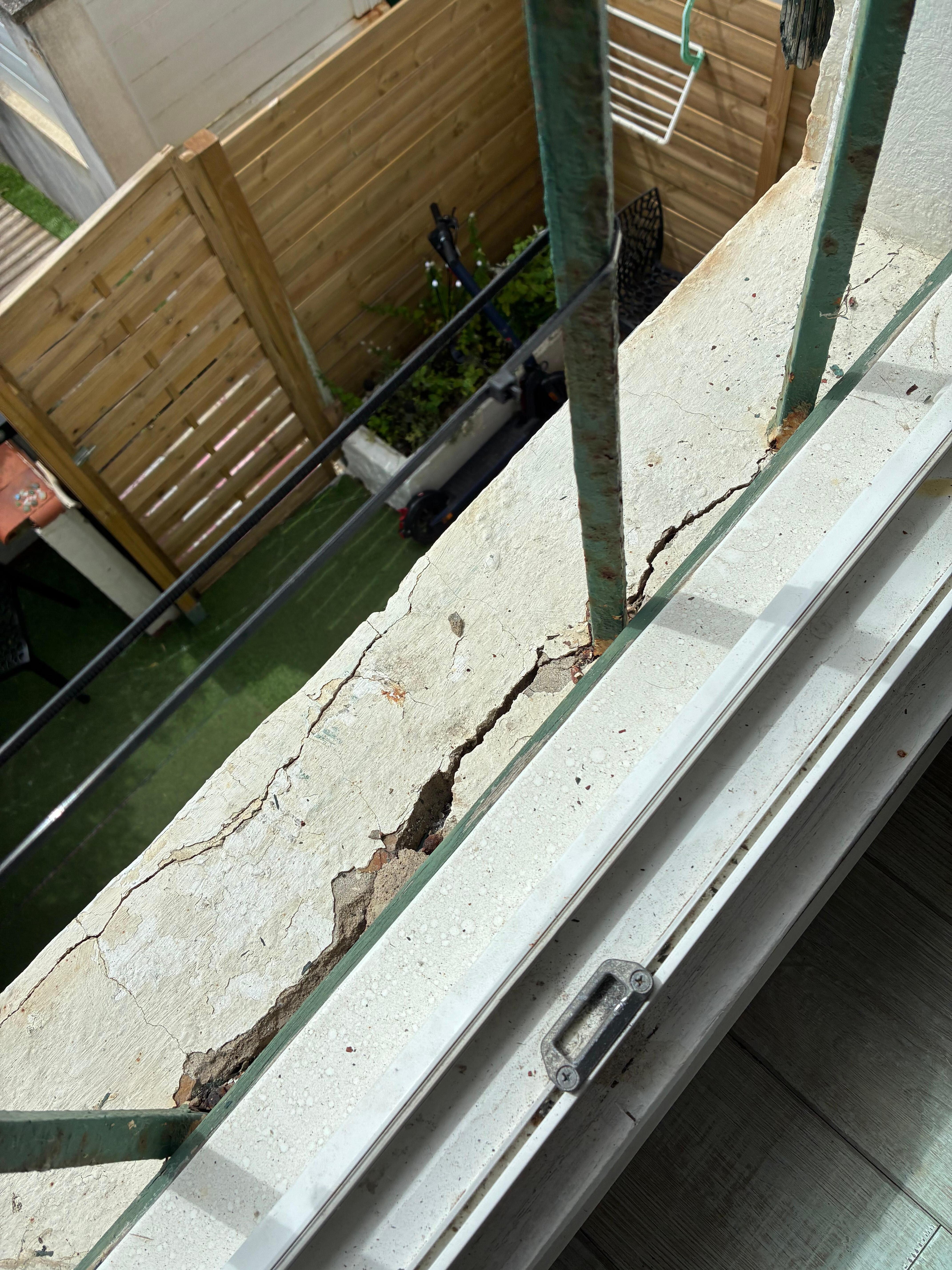 Garde de corps fissuré de partout et qui tient les barreaux avec des sert fils 