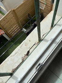 Garde de corps fissuré de partout et qui tient les barreaux avec des sert fils