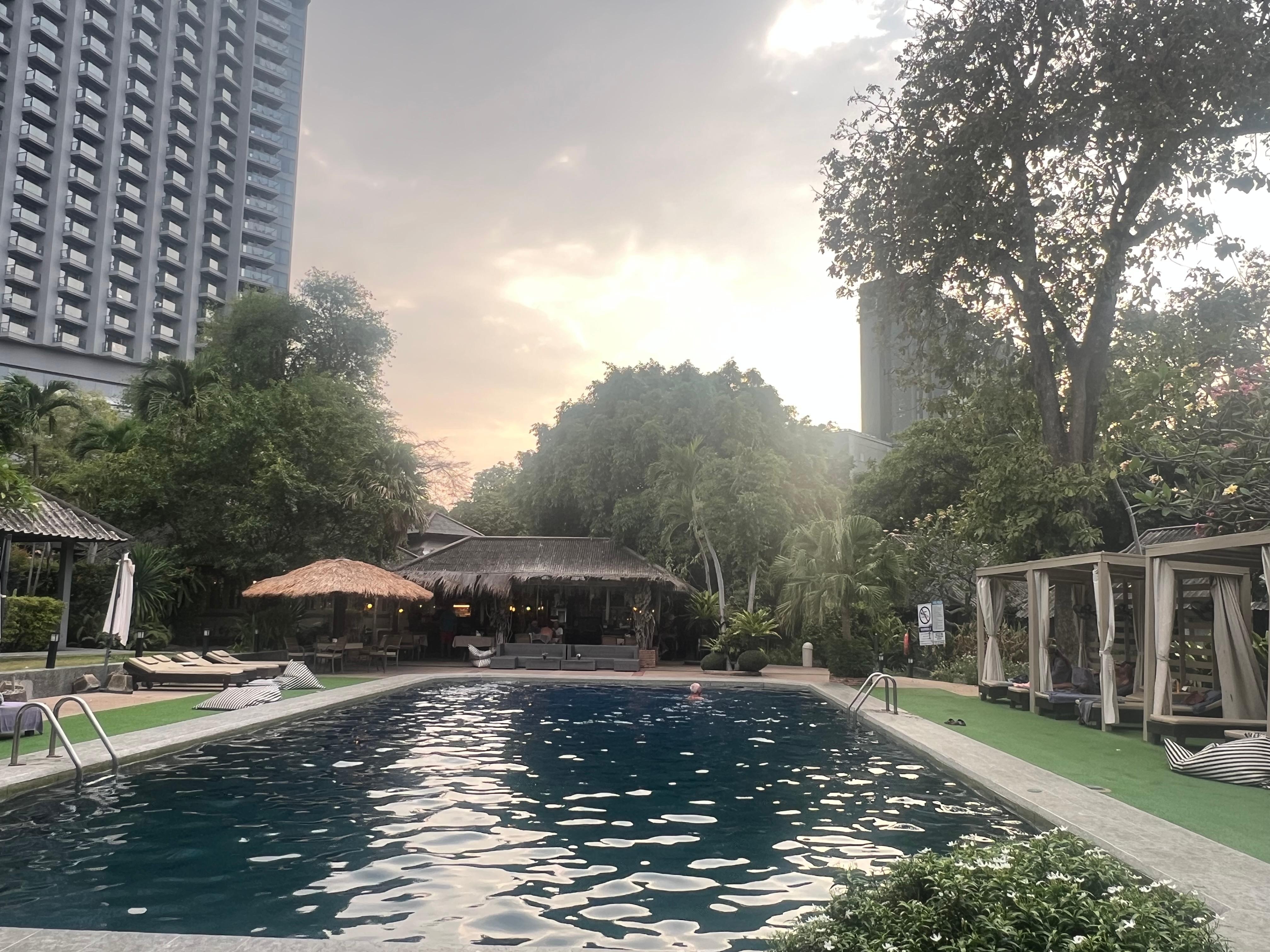 Pool mit Blick zur Bar