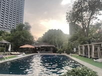 Pool mit Blick zur Bar