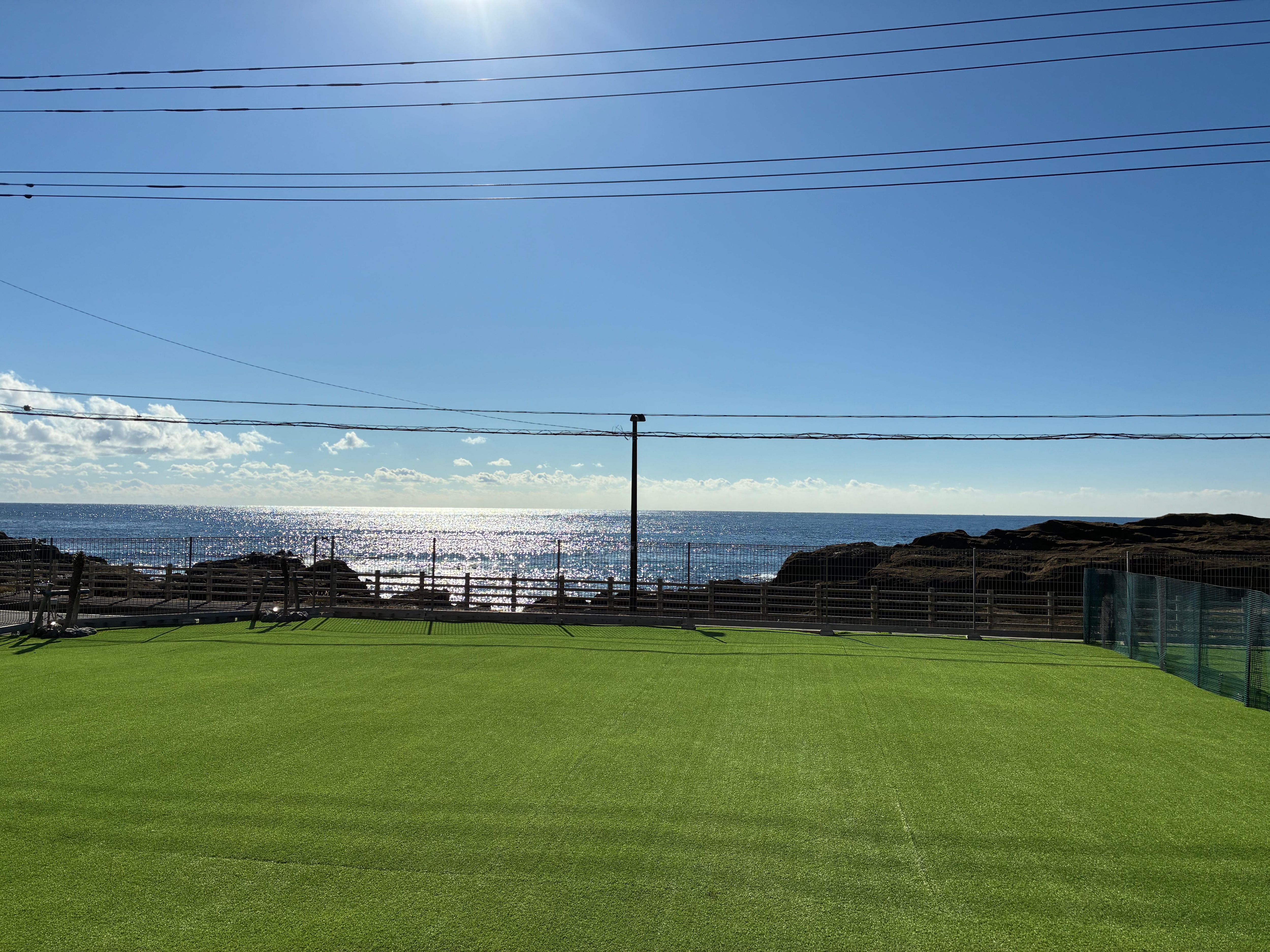 ウッドデッキから海が一望できます。夕焼けもとてもキレイでした。