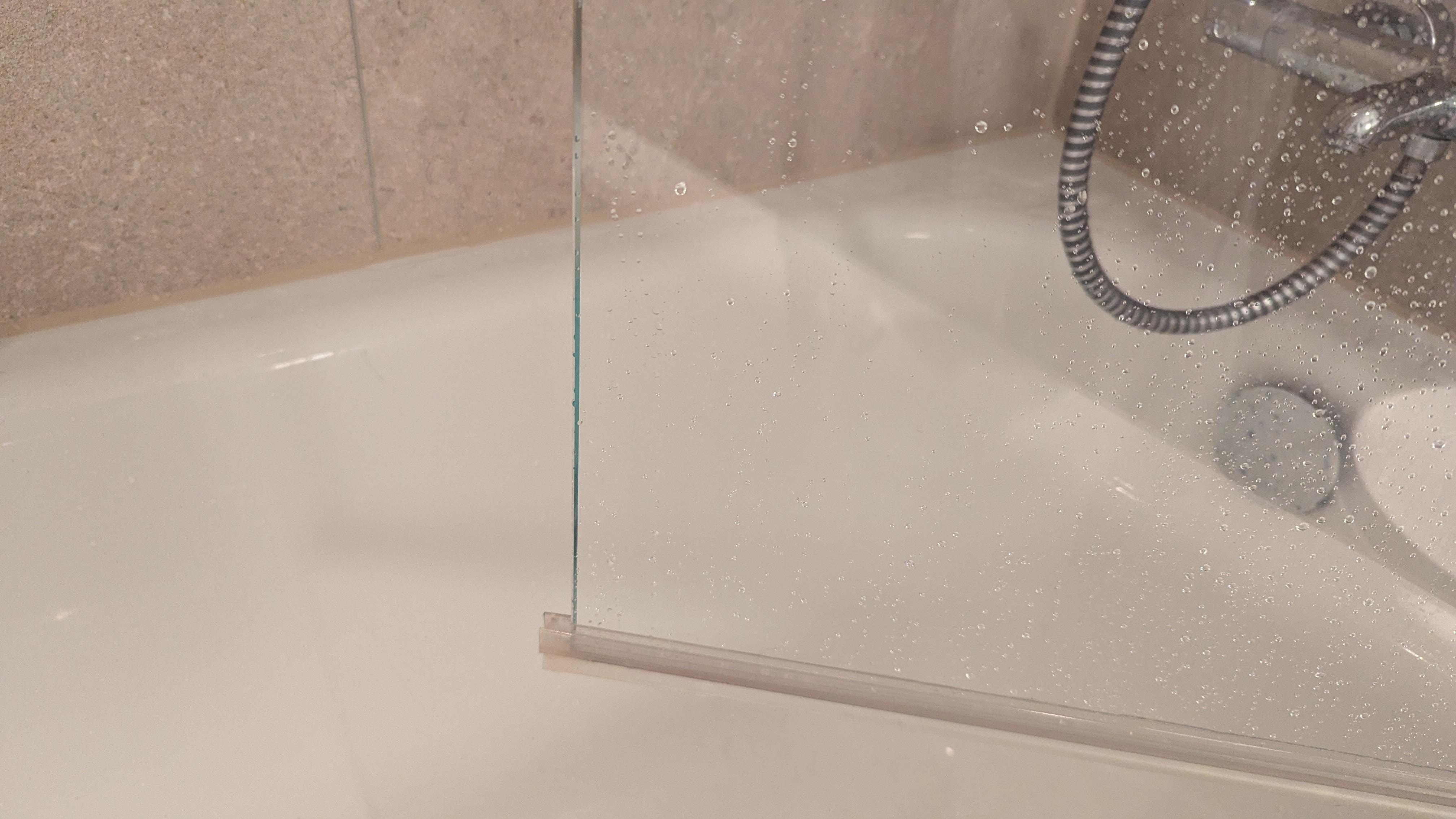 ガラス下端のビニールがずれてます。