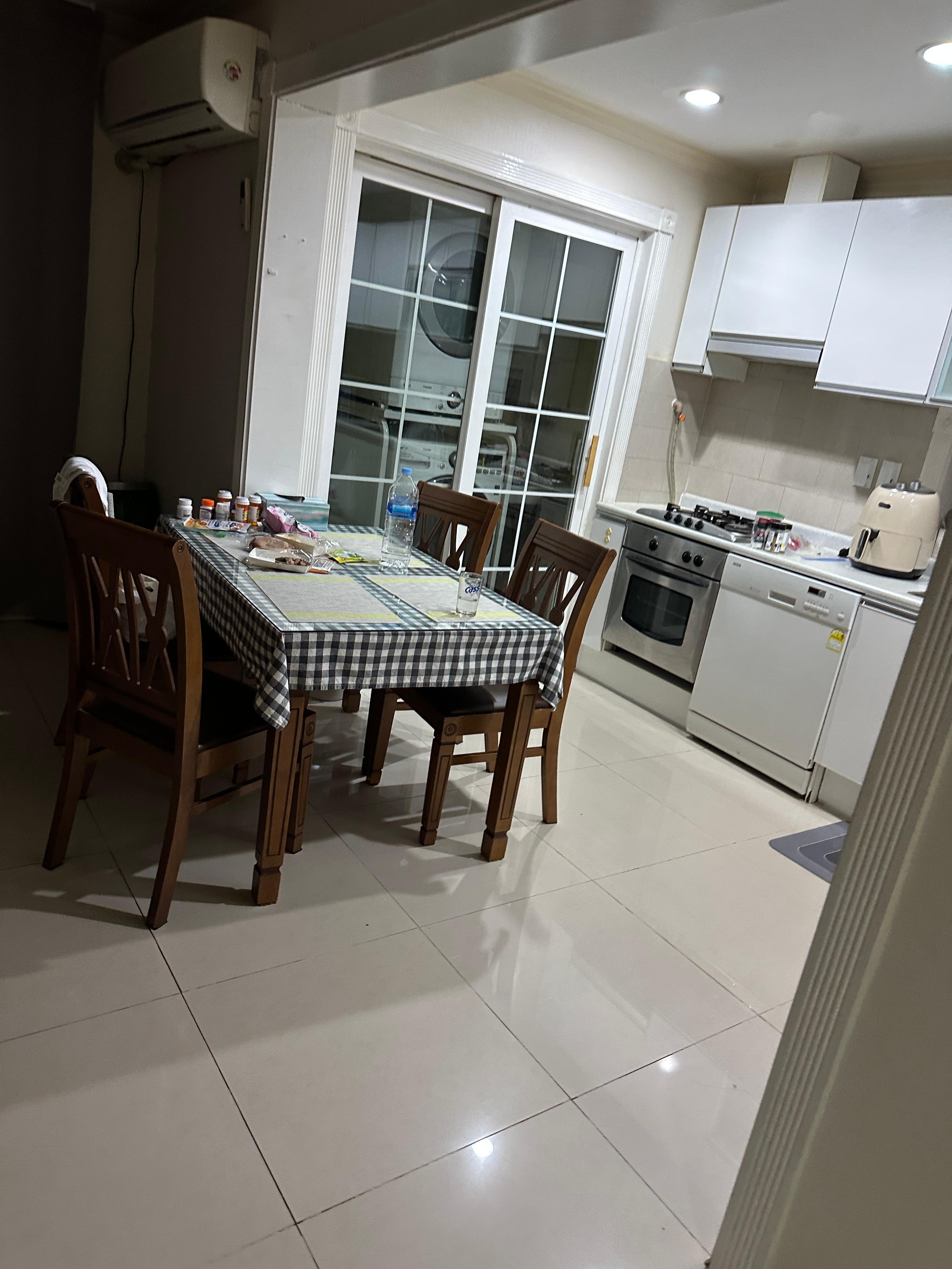 Great kitchen/Dining