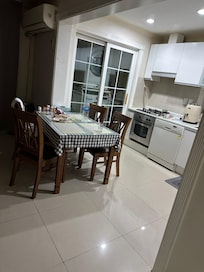 Great kitchen/Dining