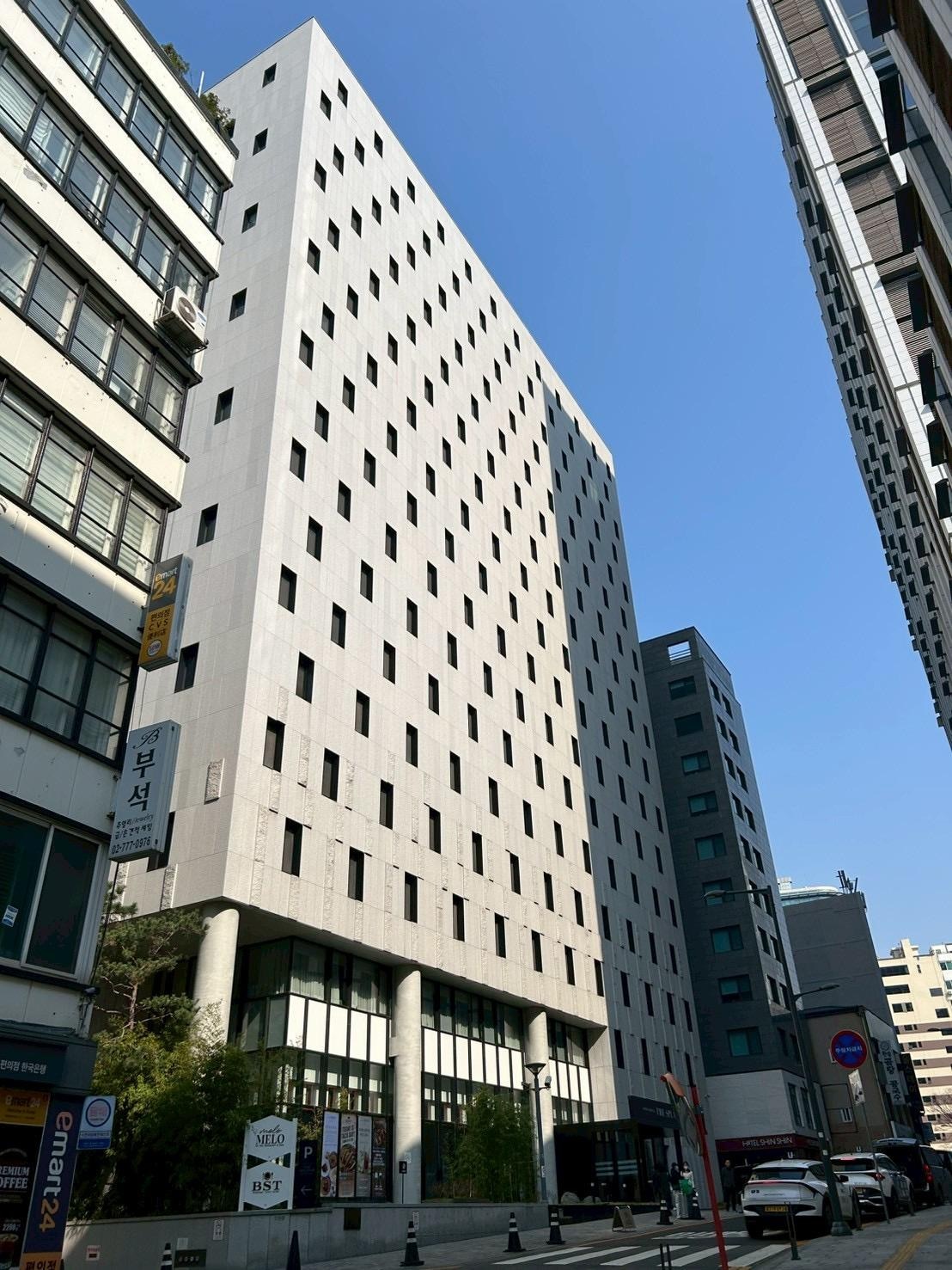 地下鉄駅に近く、また明洞の繁華街に近くて、便利なところです。