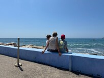 Naast het terras van de strandtent bij Cala Advocat