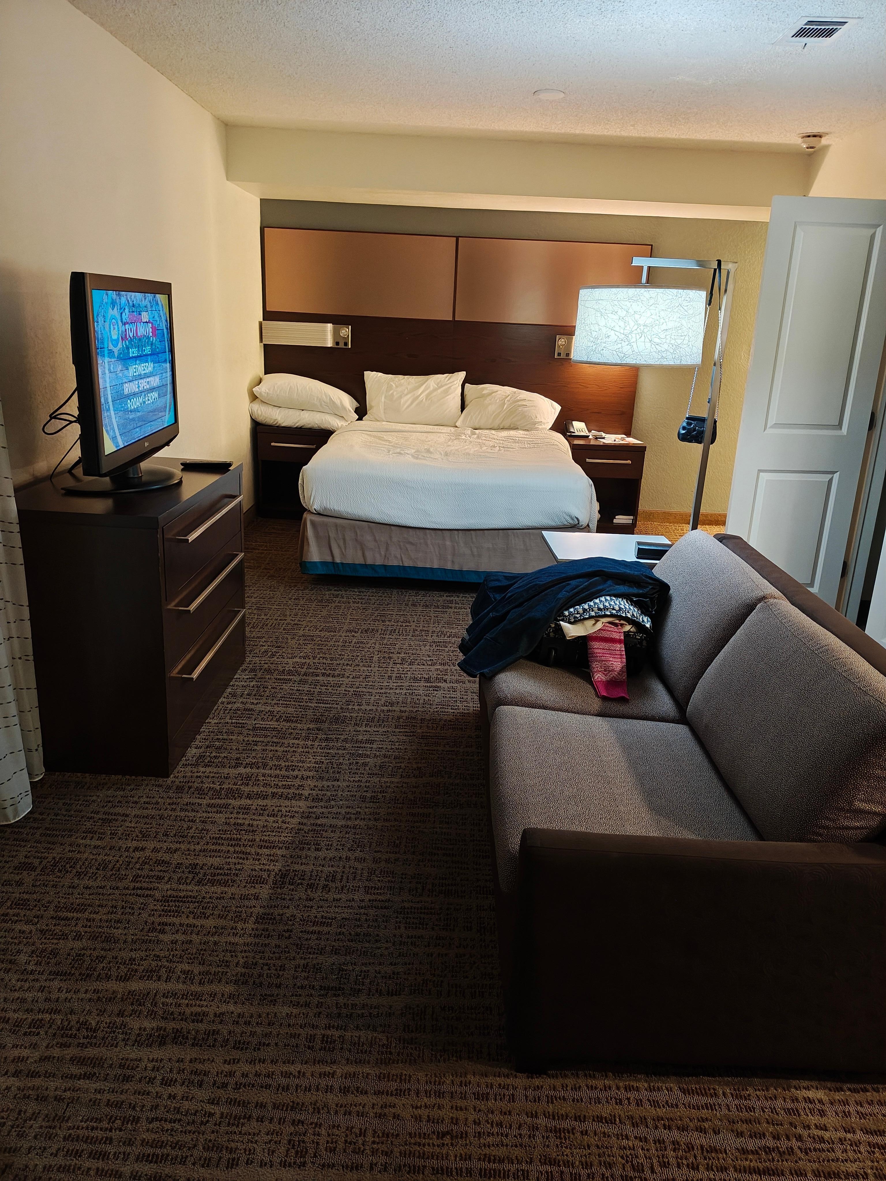 一階の部屋は窓空けれないのでちょっと開放感はなく暗いです