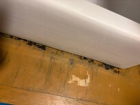 Moisissure gluante sur le cÎté du lavabo.