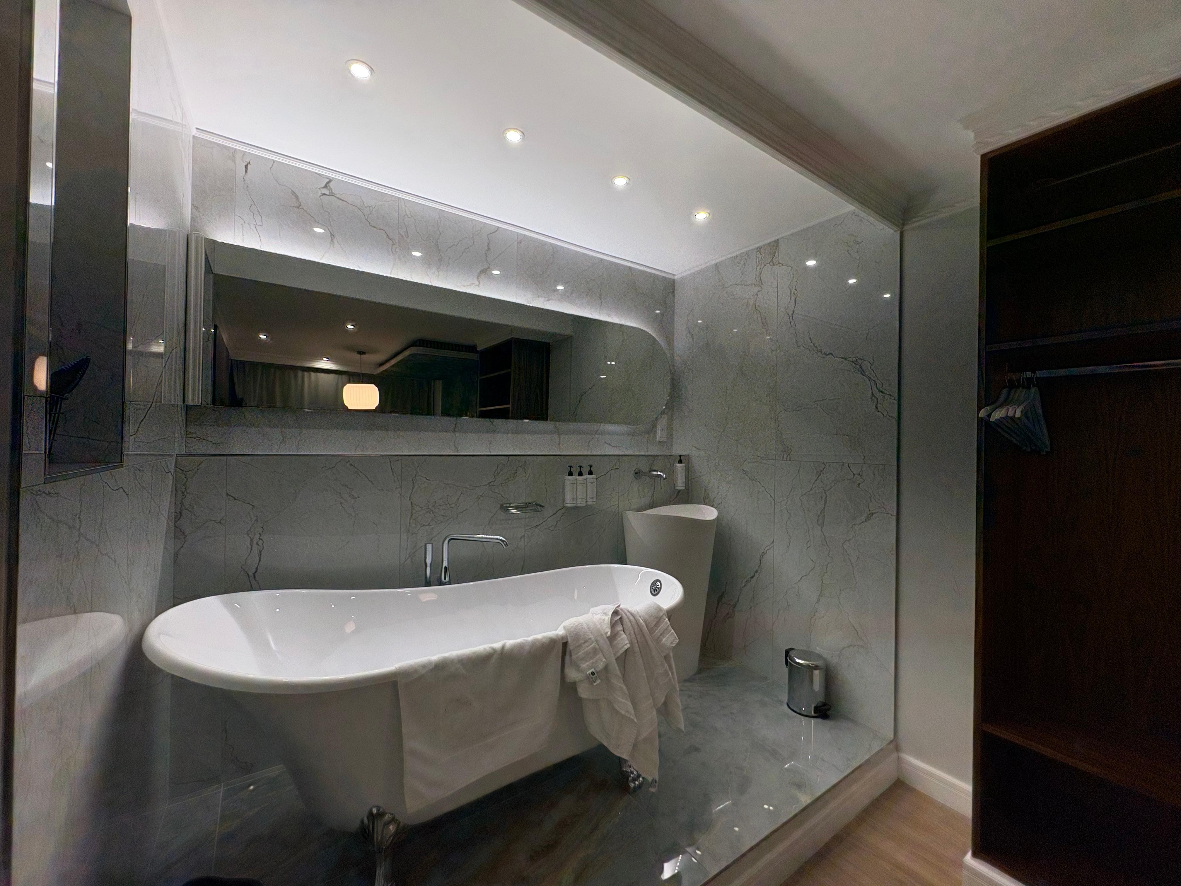 Master’s bedroom bath tub 