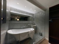 Master’s bedroom bath tub