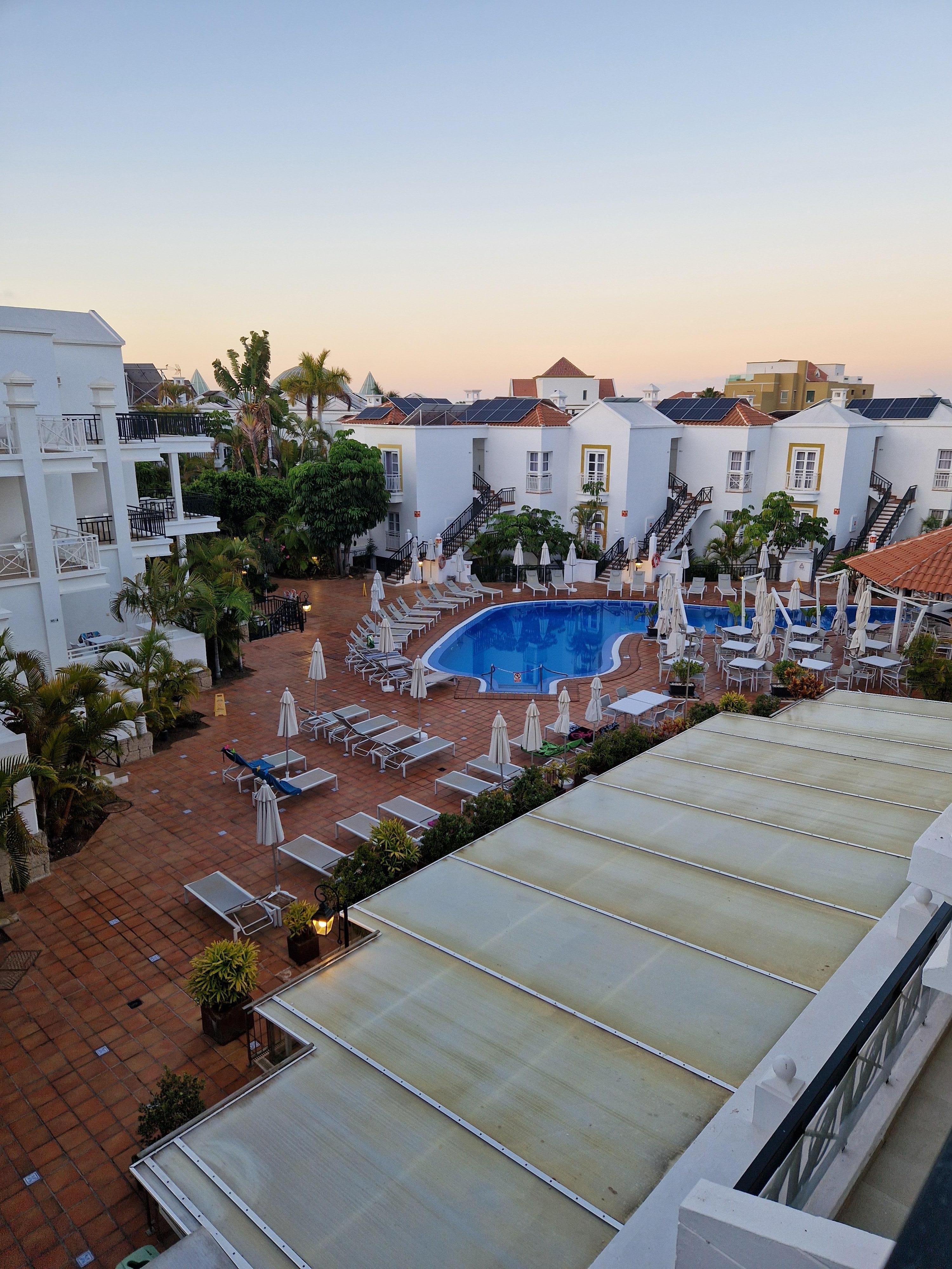 Begreset bassengutsikt fra balkong