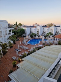 Begreset bassengutsikt fra balkong