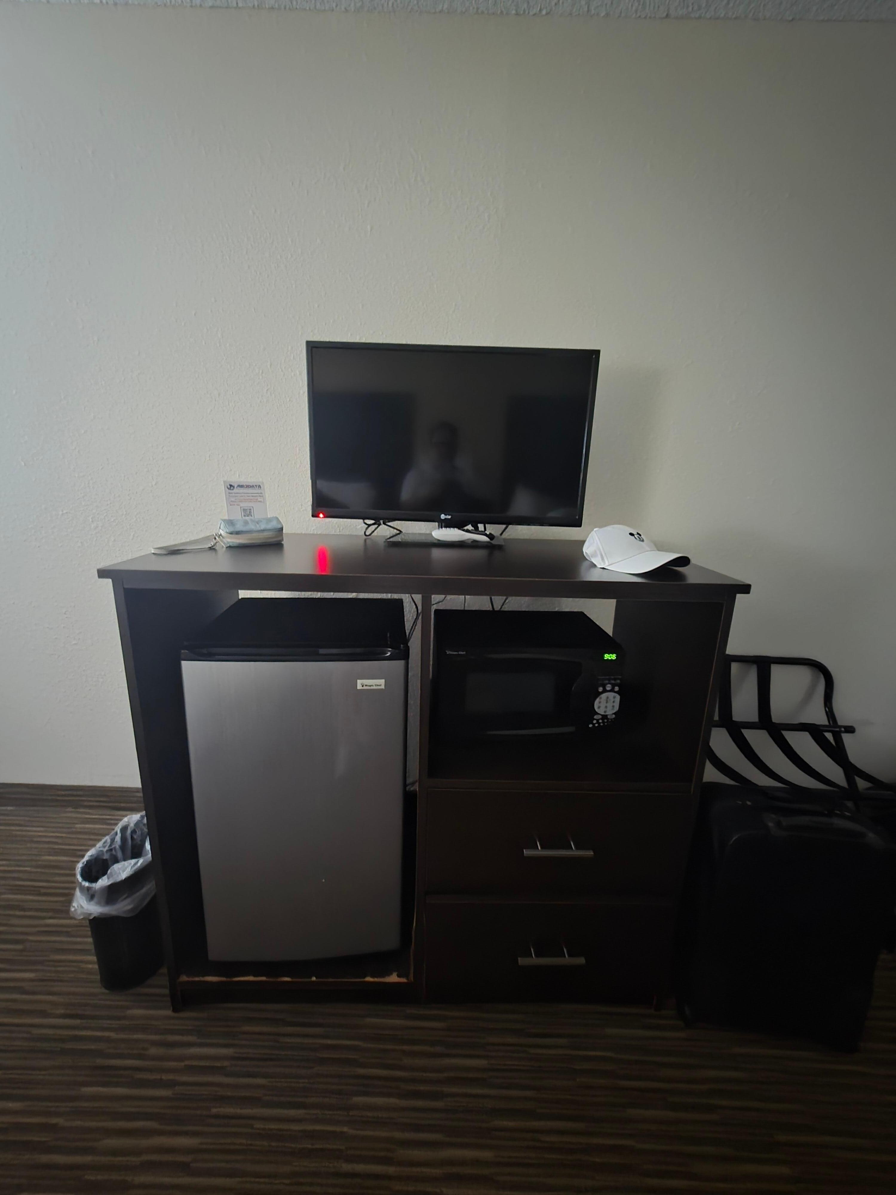 Tv, refrigerator