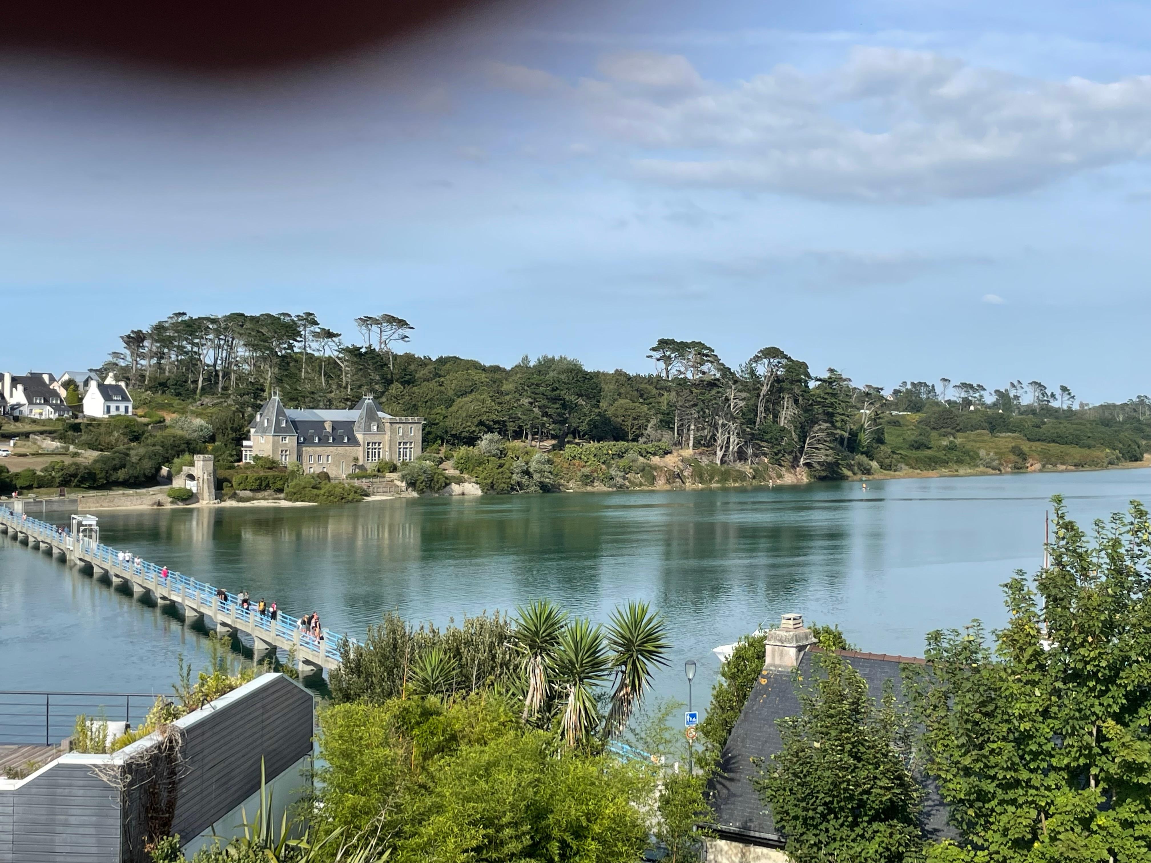 Passerelle du Croaë à marée haute vue de la maison 