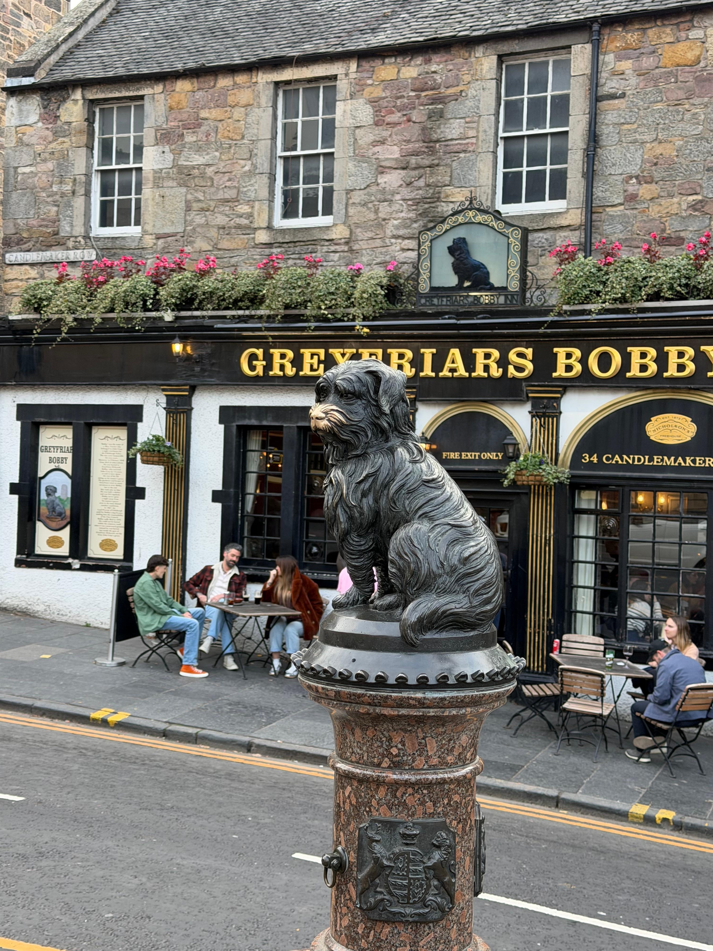 Greyfriars Bobby statue i nærheten