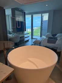 Hot tub takes a long time to fill and is so upright you feel like you are in a pot. Itâs not very relaxing since you canât stretch out. But the view is good.