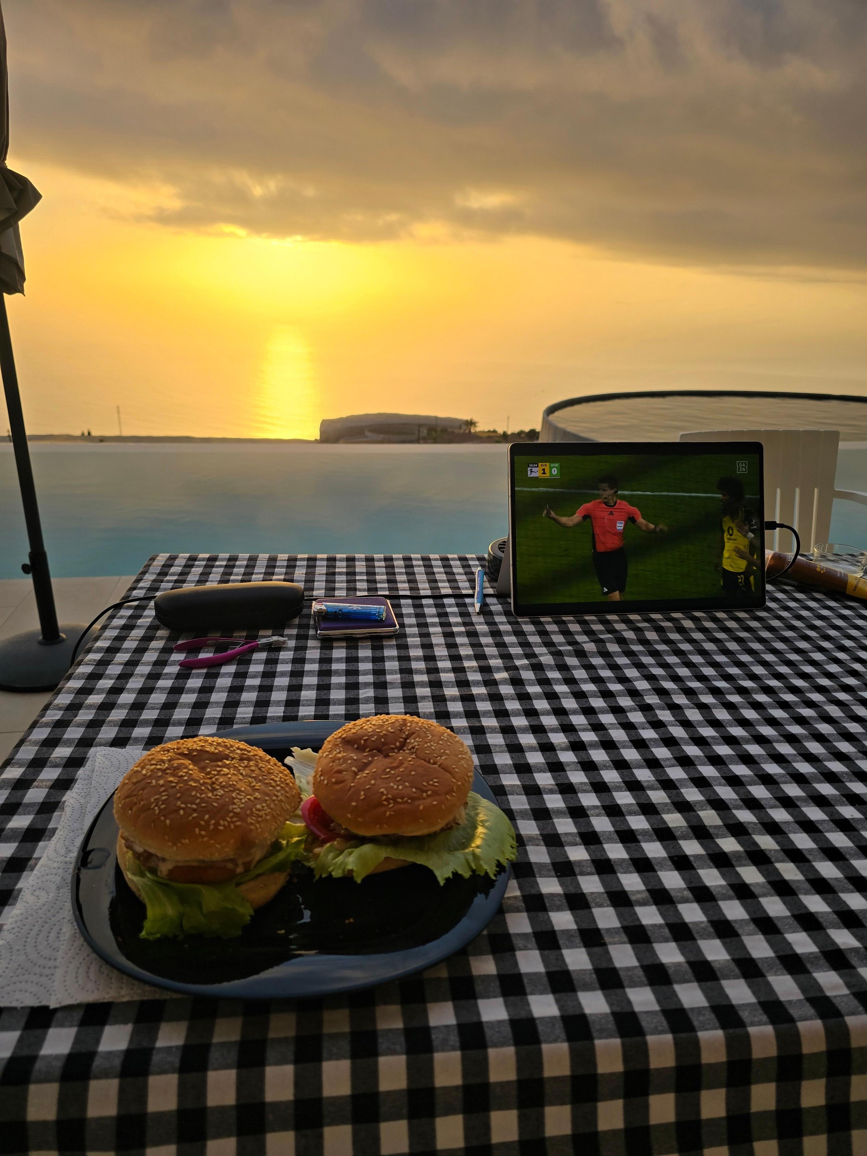Sonnenuntergang bei Burger und Fußball. 😊