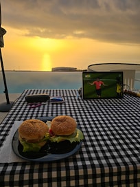 Sonnenuntergang bei Burger und Fußball. 😊
