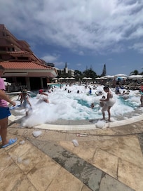 Schaumparty am Pool