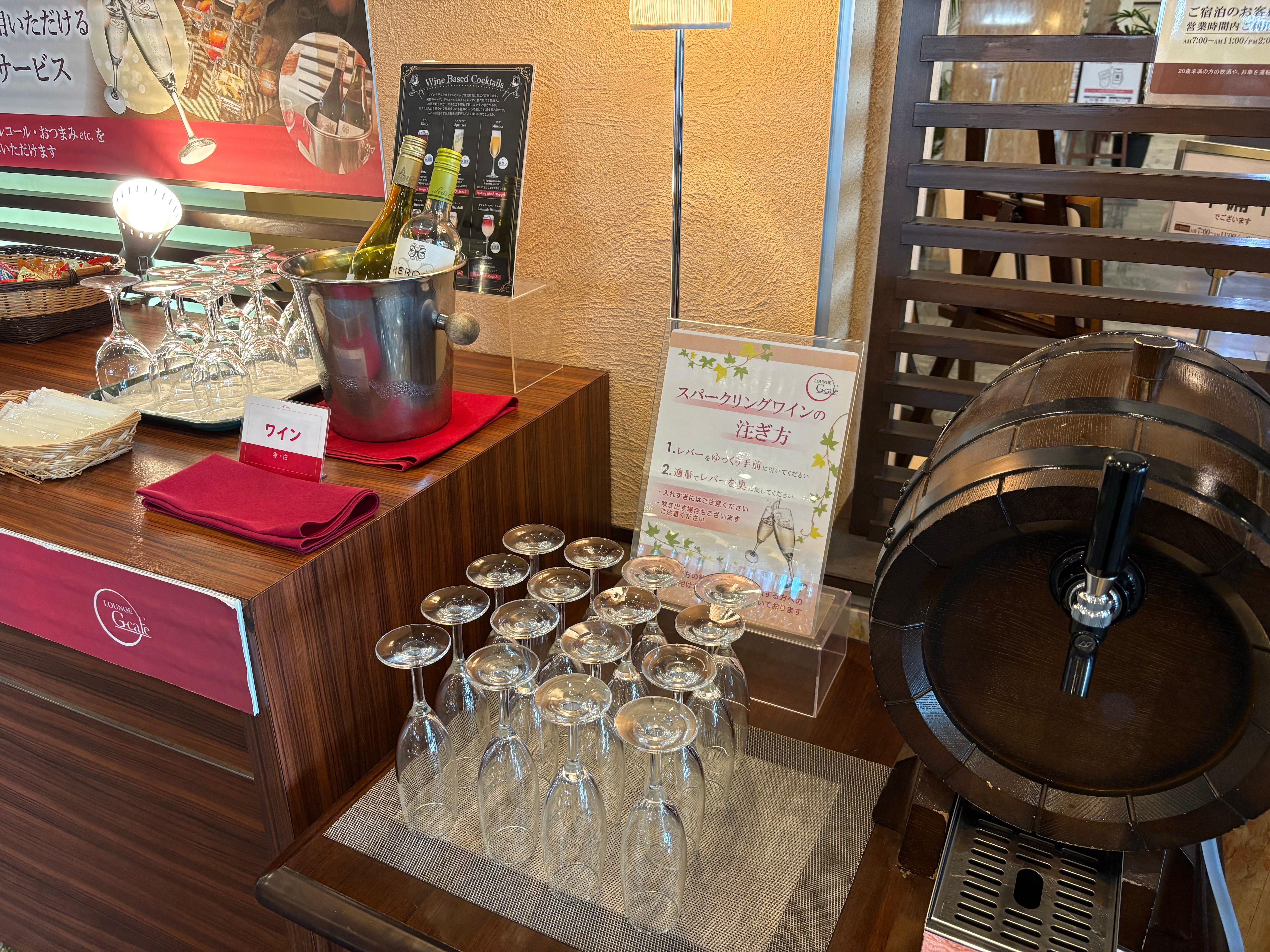 宿泊者はカフェラウンジが自由に使えます。お酒もありました。