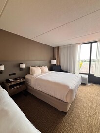 Room queen beds