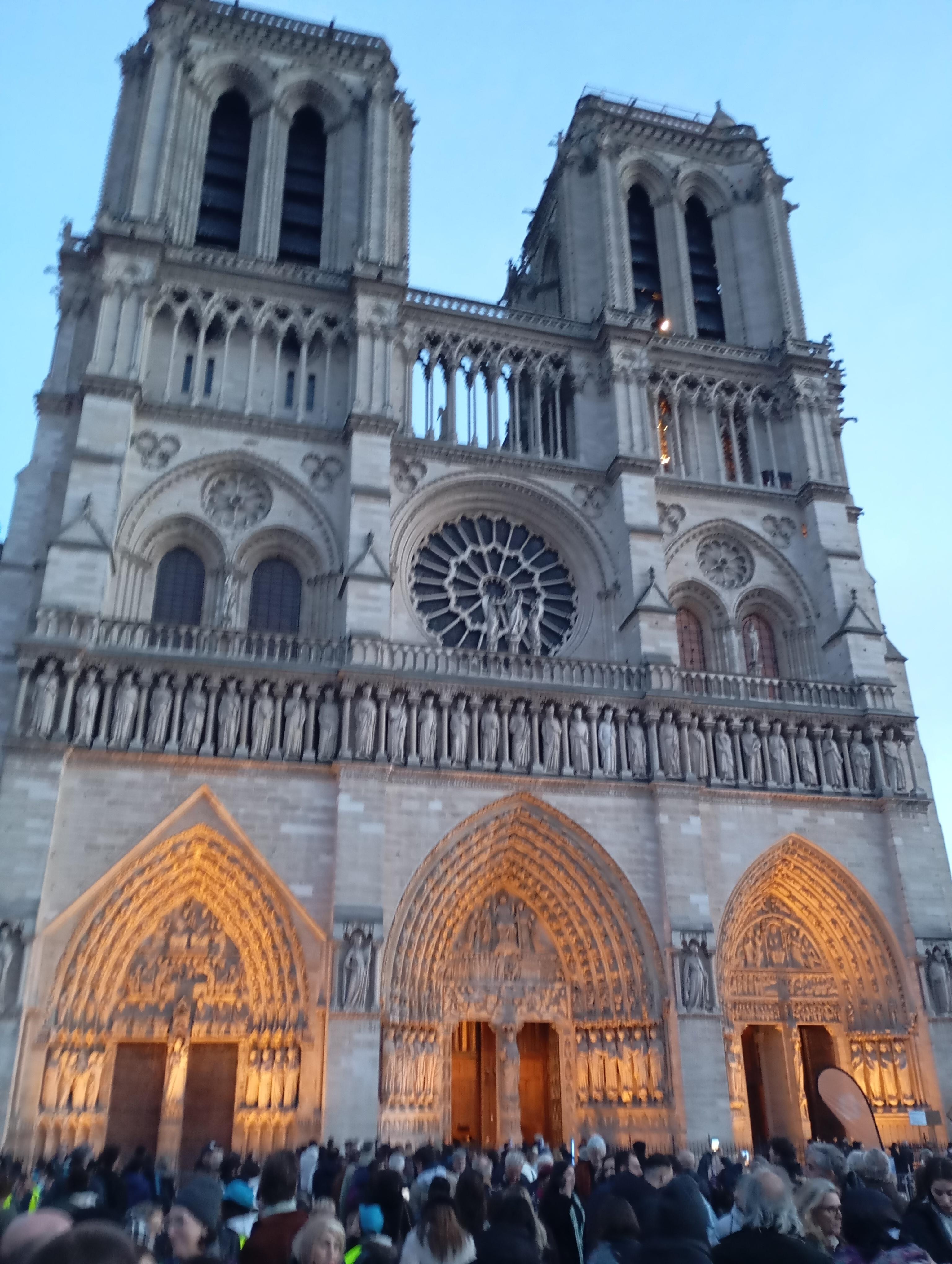 Notre dame nuit de la messe du Dimanche 7 Décembre 2025