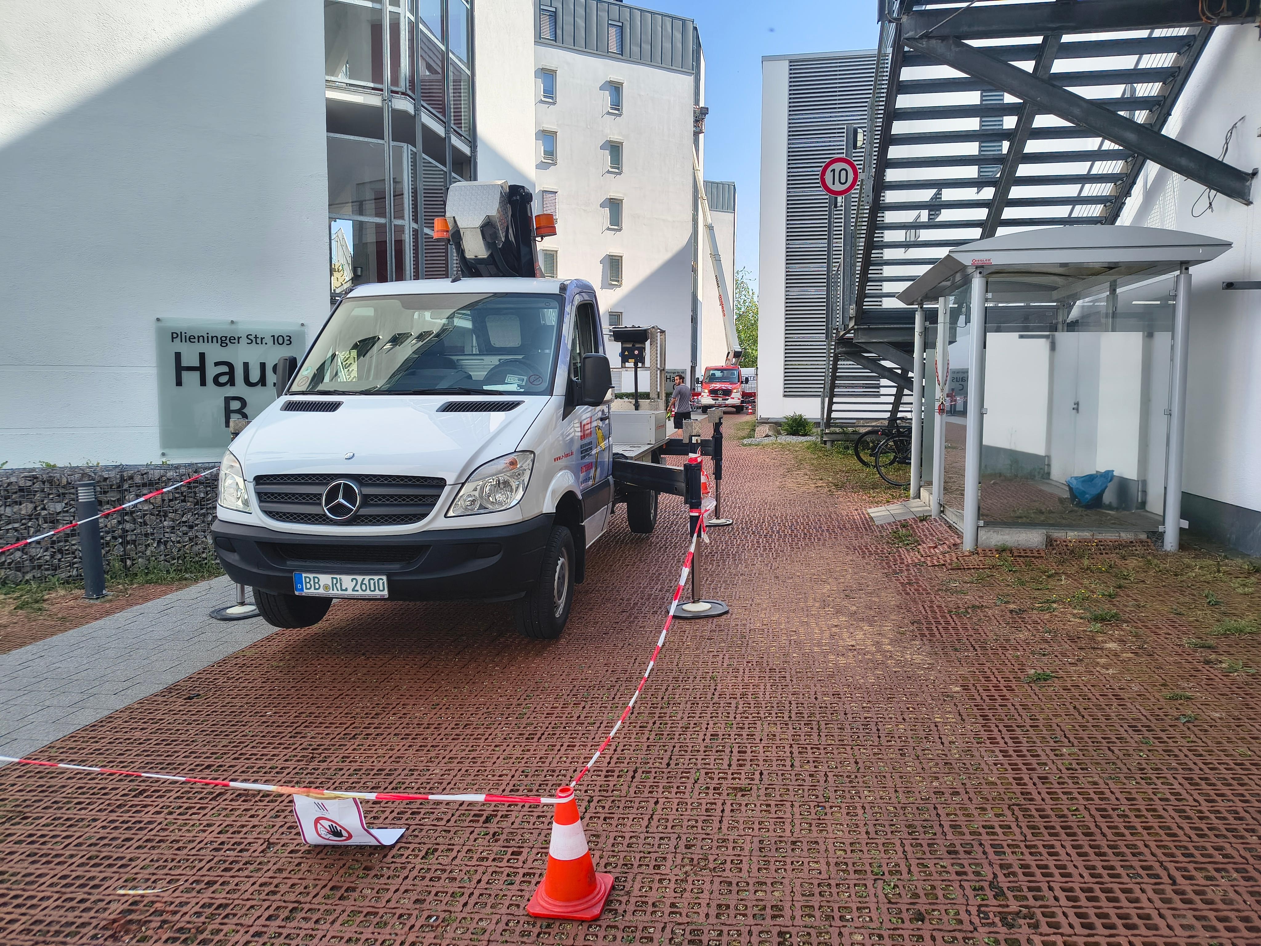 Zugang von der Rezeption zu den Nebengebäuden wegen Bauarbeiten über Grünfläche, sehr umständlich erreichbar.