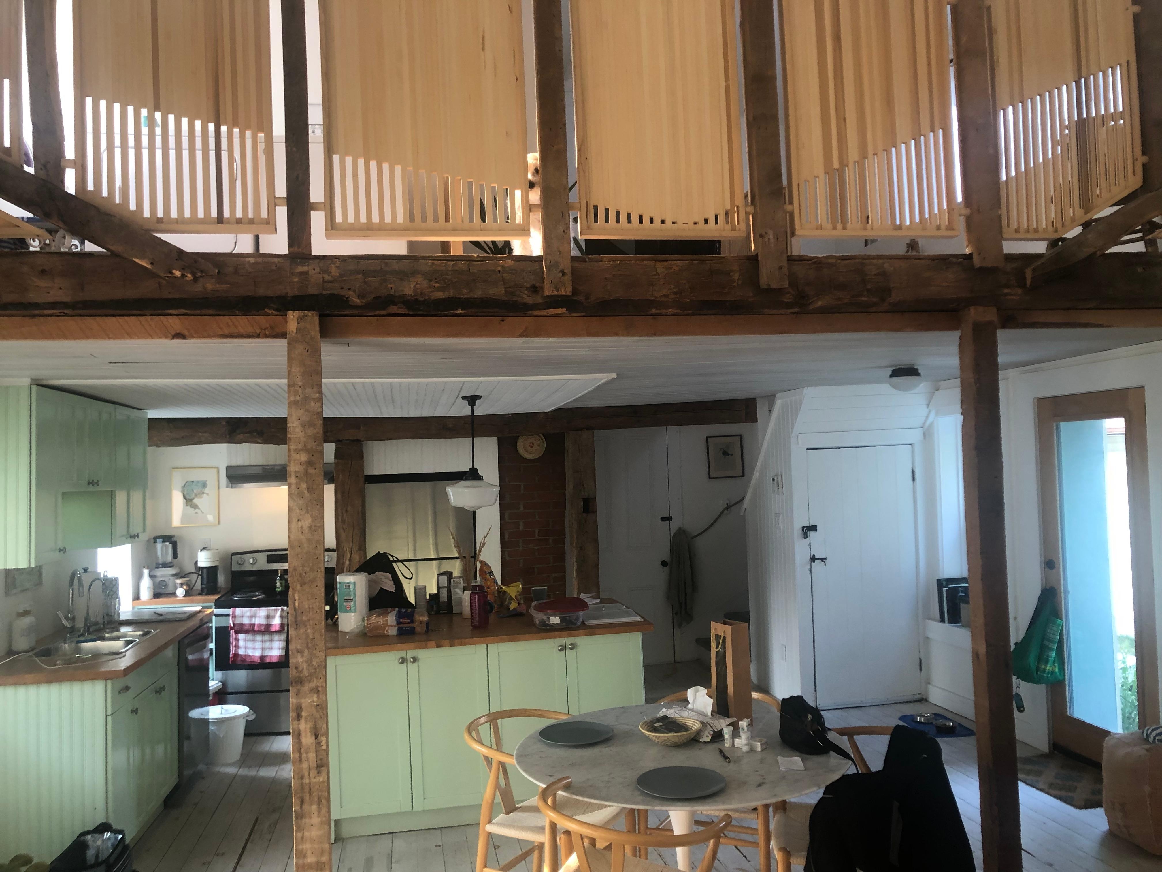 Vie de l’intérieur de la mezzanine comme là-haut , poste du capitaine de bateau. 