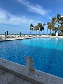 Great pool with separate jacuzzi and also a bbq area