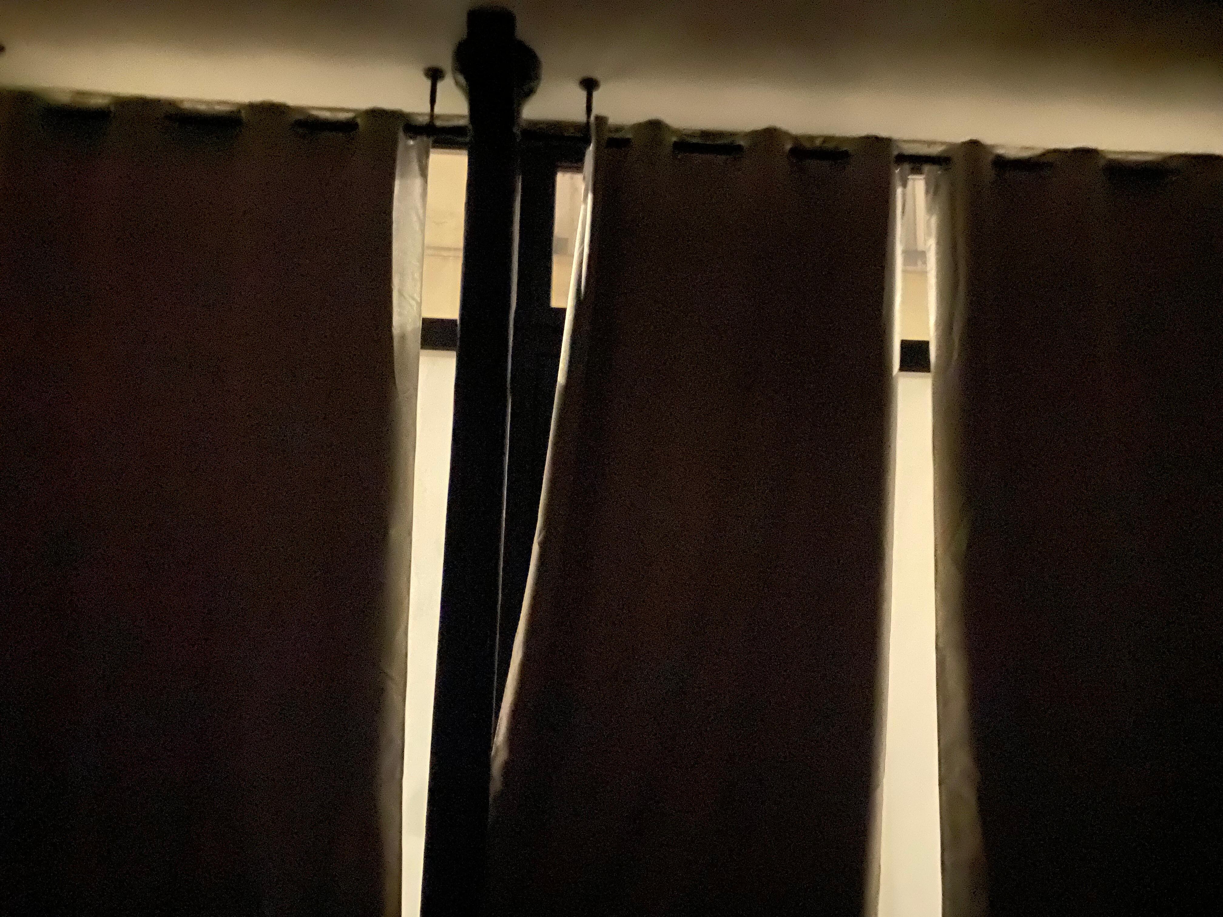 Les rideaux, la nuit