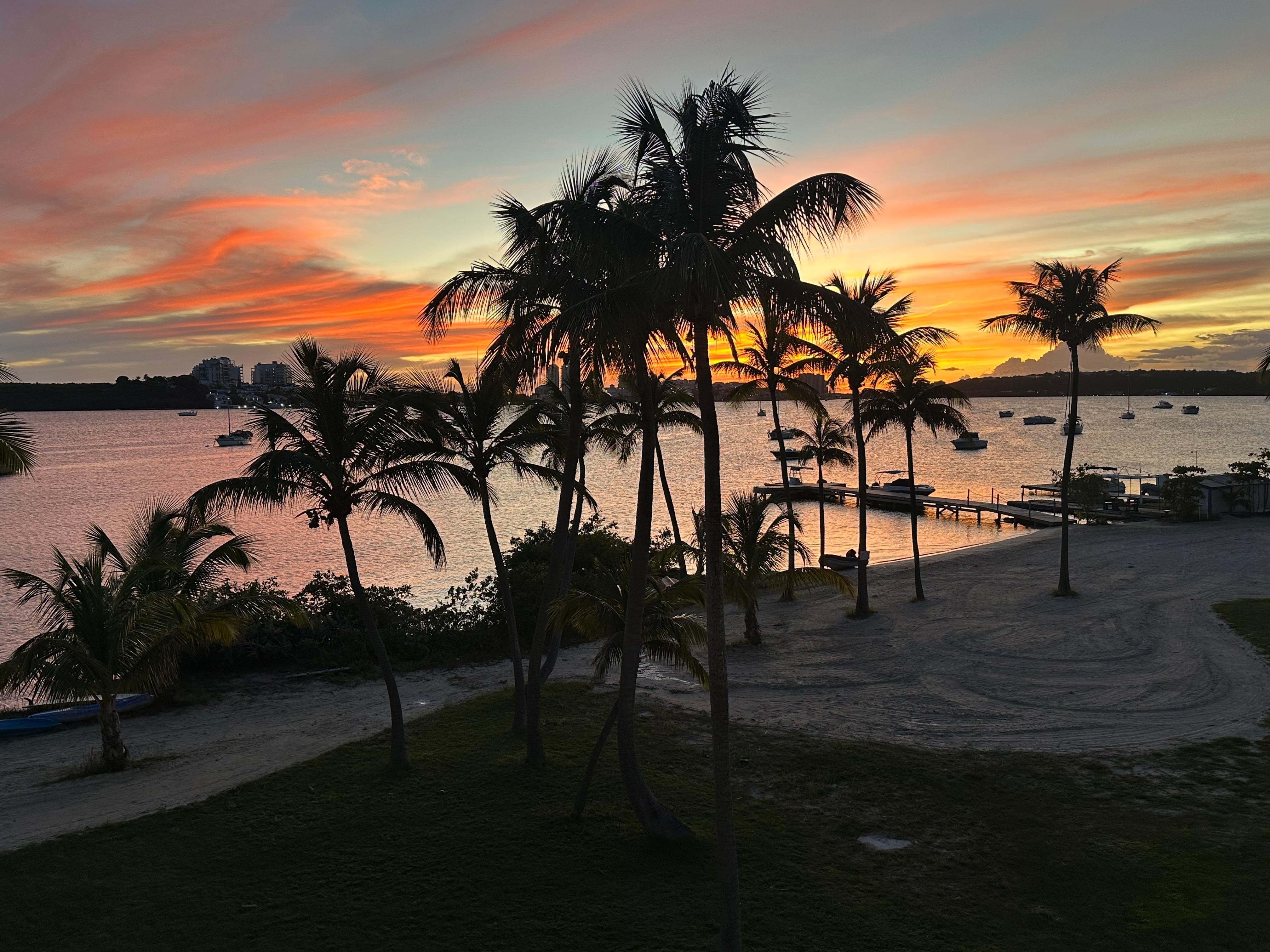 Zonsondergang vanaf ons balkon.  