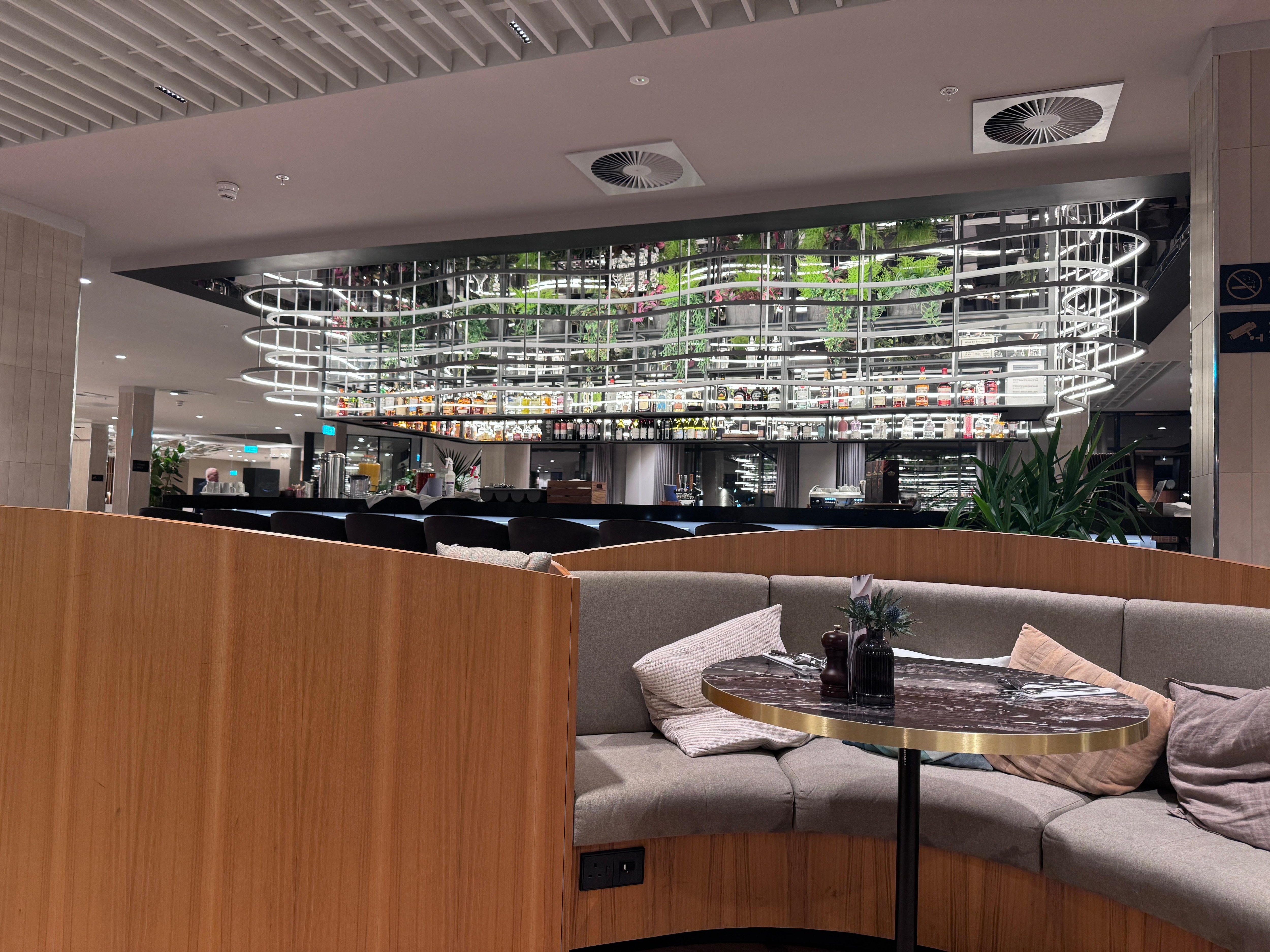 Breakfast and bar area