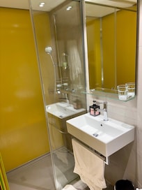 Banheiro adaptado dentro do quarto