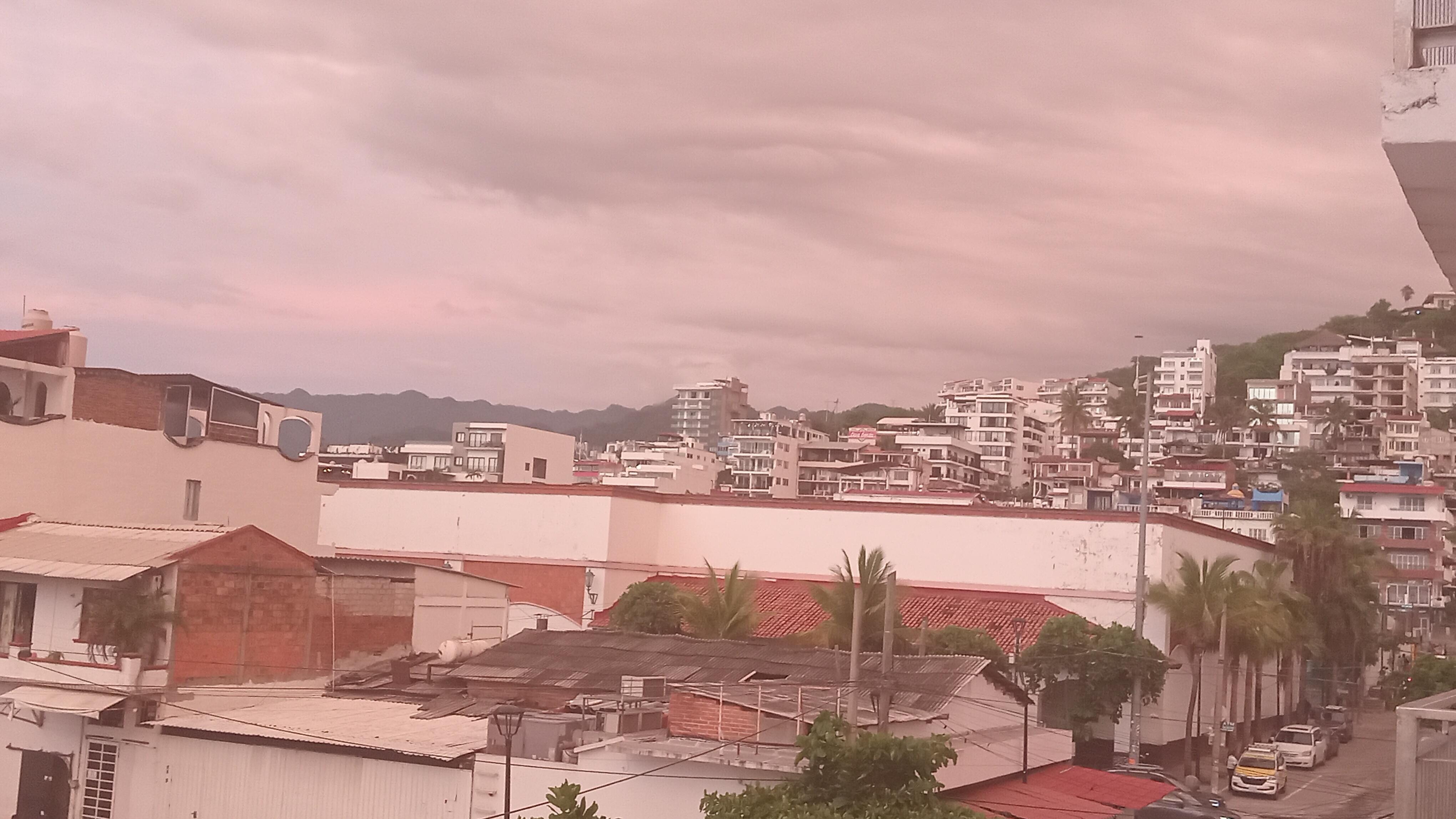 Vista a la ciudad y al mar, en el mismo balcón 