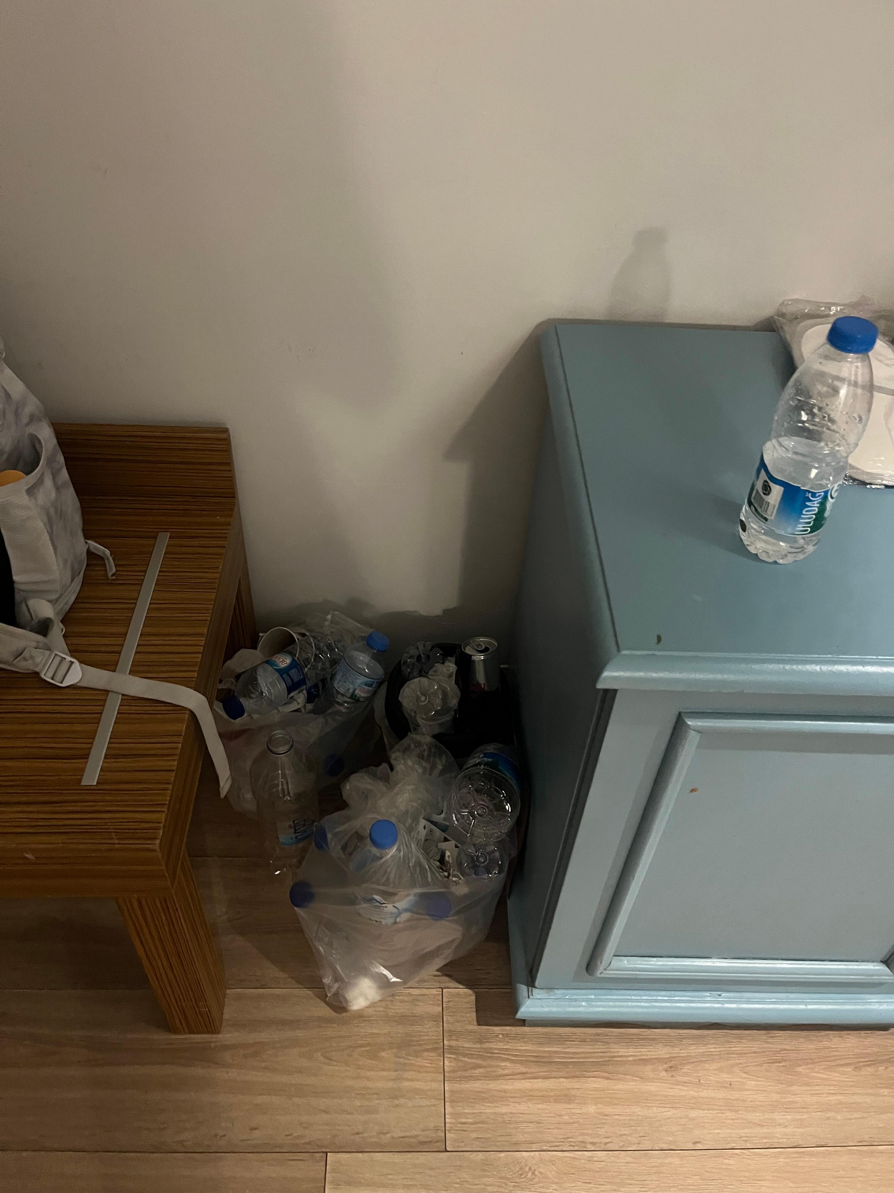 Pas de nettoyage de la chambre accumulation des poubelles