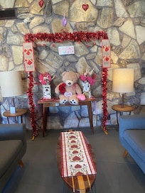 Lobby decorado San Valentín