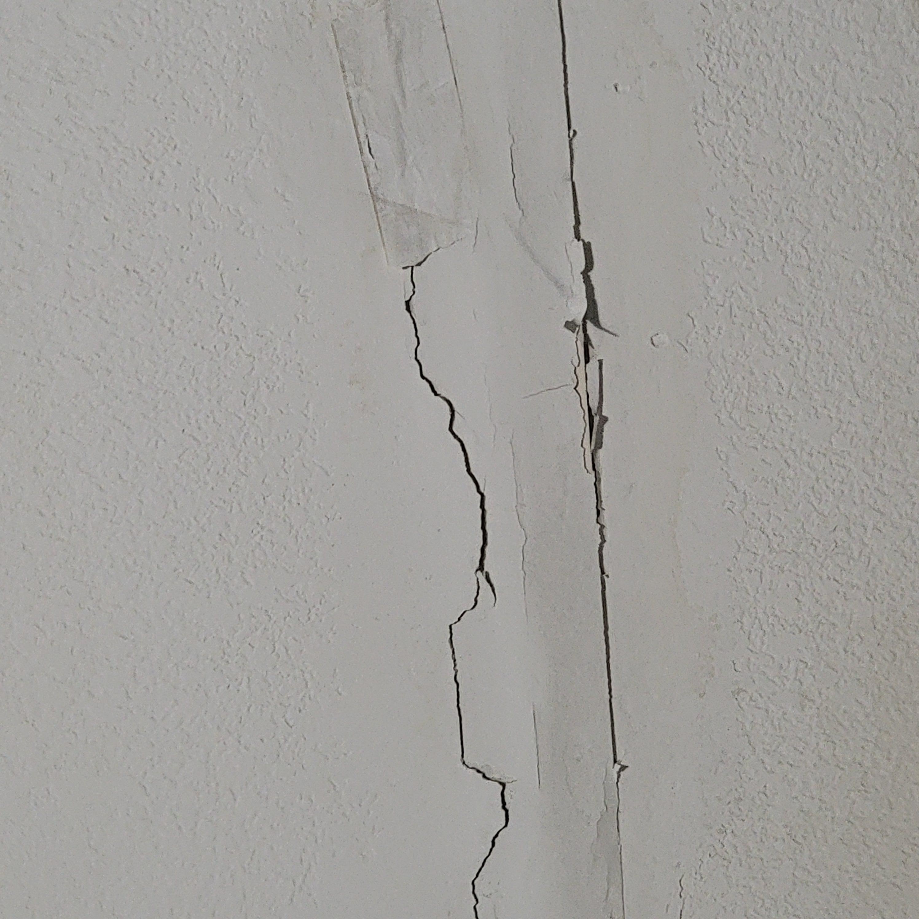 The ceiling directly iver the bed had water damage that was clearly known by the owner as it seemed to had been repeatedly covered up 