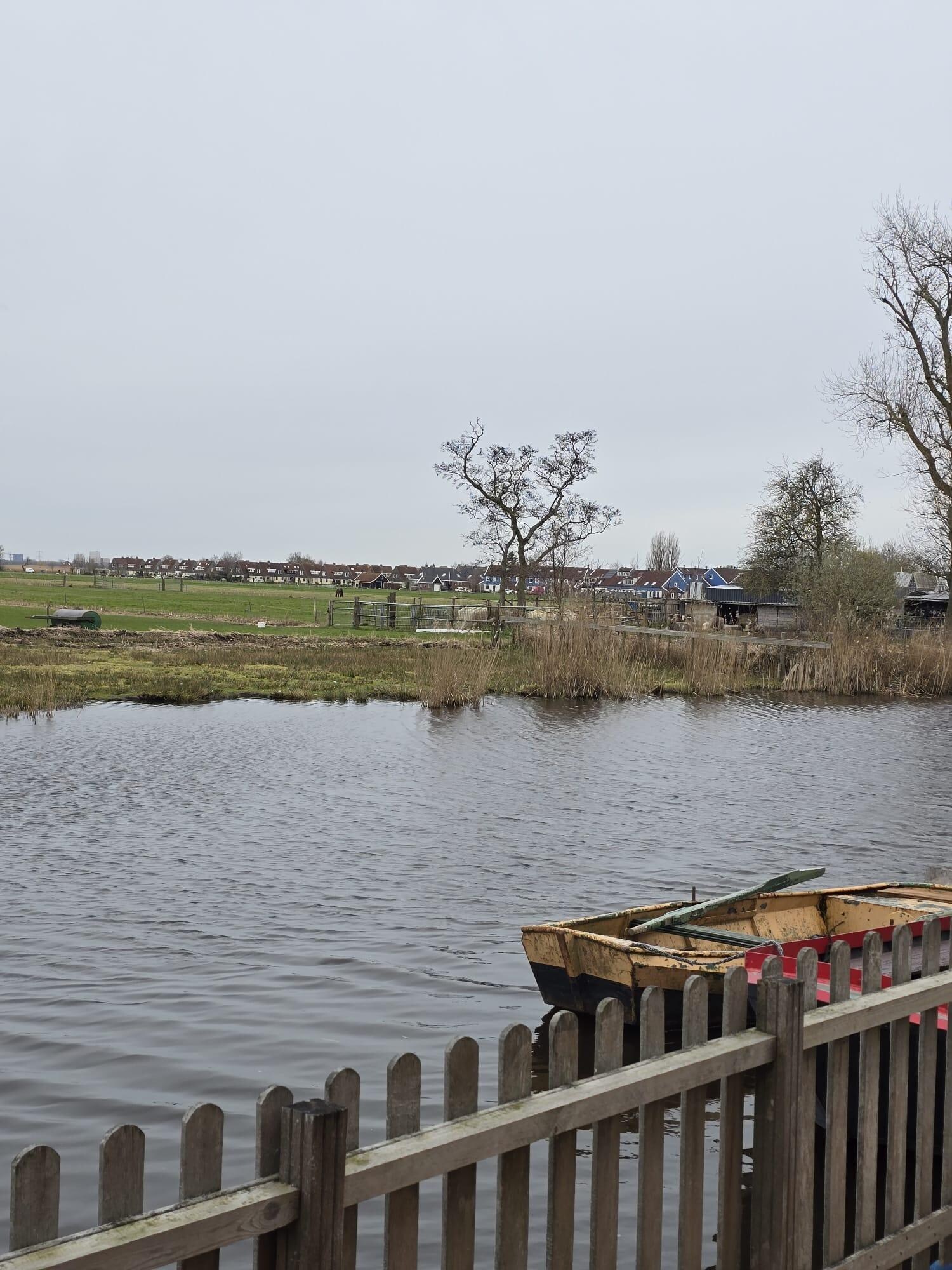 Blick aus dem Fenster und der Terrasse 