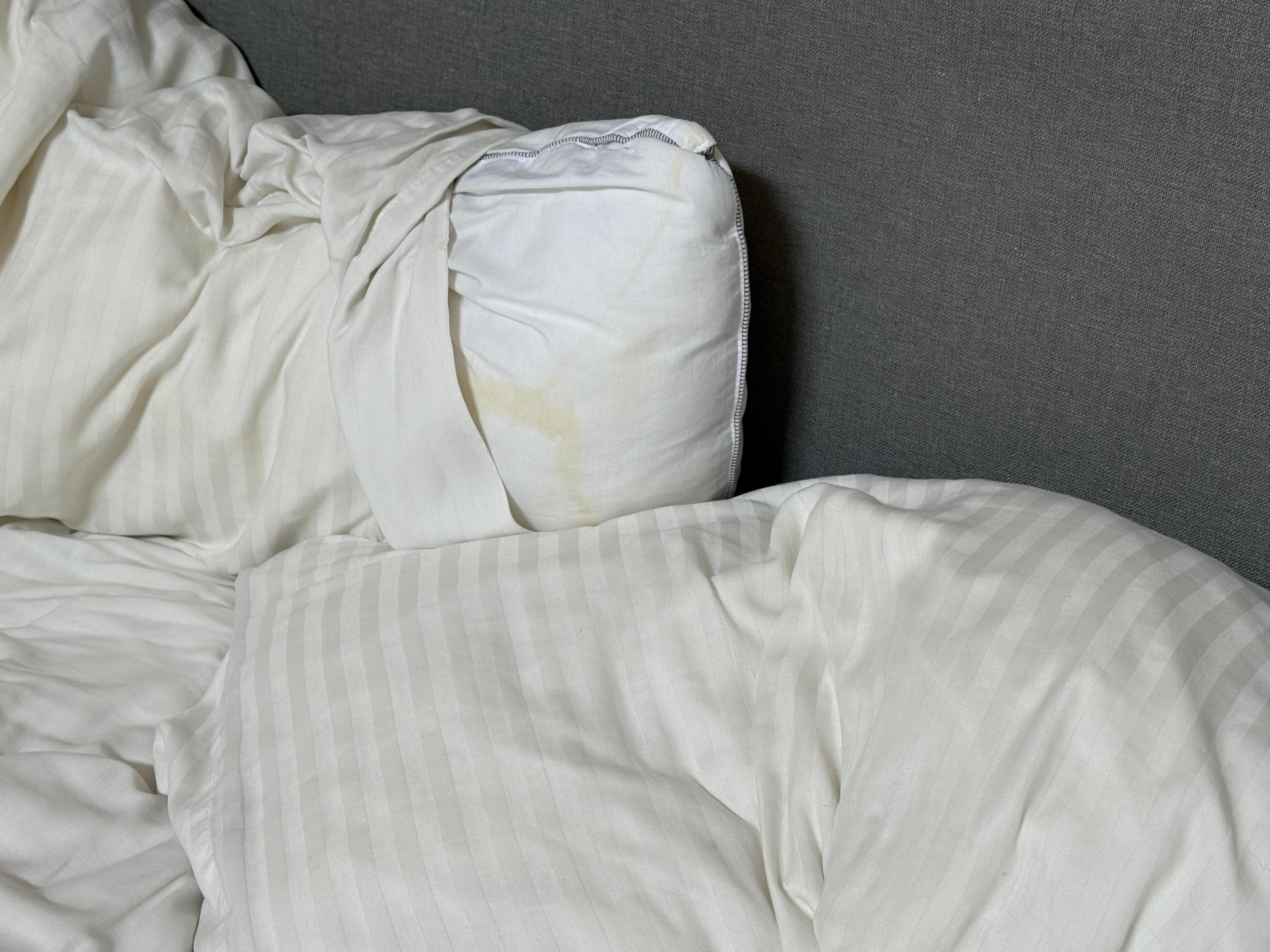 Almohadas sucias y las sábanas ya viejas. La cama y colchón muy aguados.