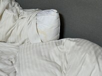 Almohadas sucias y las sábanas ya viejas. La cama y colchón muy aguados.